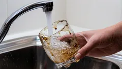 Špinavé a zaschnuté poháre sa budú lesknúť čistotou: zapamätajte si prísady do tohto domáceho roztoku na umývanie