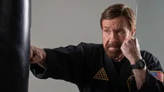 Žiadne činky ani posilňovacie stroje: čo robil Chuck Norris, aby si vo veku 86 rokov udržal kondíciu.