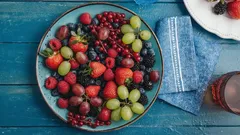 Táto bobuľa, ktorú všetci milujú, je v skutočnosti najškodlivejšia – a predsa ju kupujeme ako maškrtu a prehovárame deti, aby ju jedli.