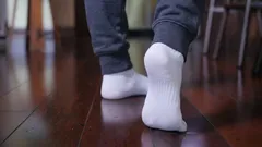 Vložte špinavé ponožky do vrecka na tri minúty – a aj starým ponožkám sa vráti pôvodný vzhľad