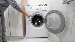 Hlavné dôvody, prečo by ste nemali nechávať dvierka práčky otvorené: zapamätajte si ich raz a navždy