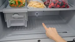 Väčšina ľudí to nevie: Čo znamená tento malý otvor v mrazničke?