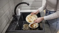 Ľudia, ktorí nechávajú špinavý riad hromadiť sa, zvyčajne vykazujú týchto 7 vzorcov správania