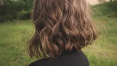 Aká dĺžka vlasov vás po 50. roku života robí staršou a aká – mladšou? Praktický sprievodca.