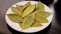 Jedlo bude nenávratne pokazené: do ktorých polievok a príloh sa nesmie pridávať bobkový list