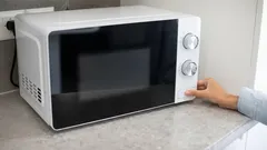 Jedna bežná chyba, ktorú robí takmer každý, môže vašu mikrovlnku kedykoľvek pokaziť.
