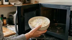 Trik s kockami ľadu, vďaka ktorému bude včerajšia ryža opäť sypká za 2 minúty.